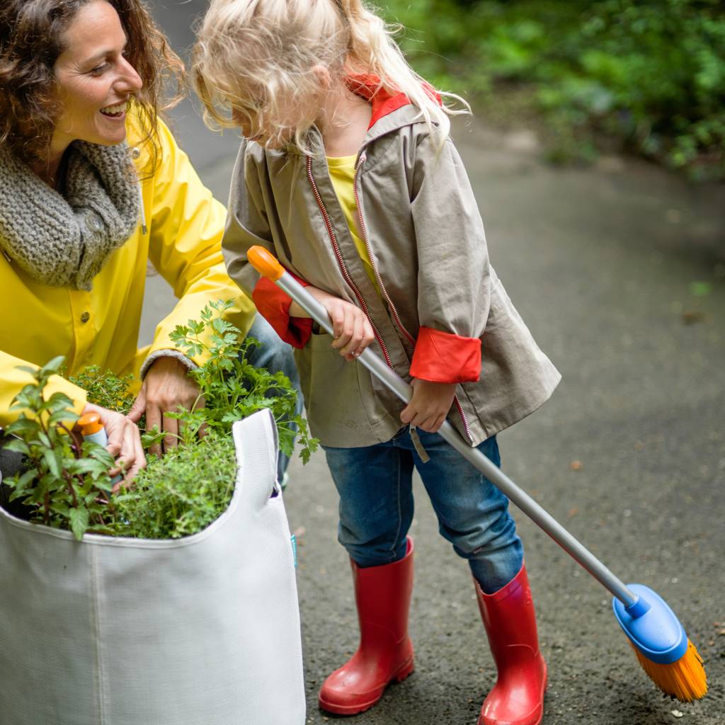 https://nowy.zarzadzanie-dajar.pl/media/catalog/product/1/0/1001418_-_fiskars_lifestyle_garden_plant_bag_and_kids_broom_1_.jpg
