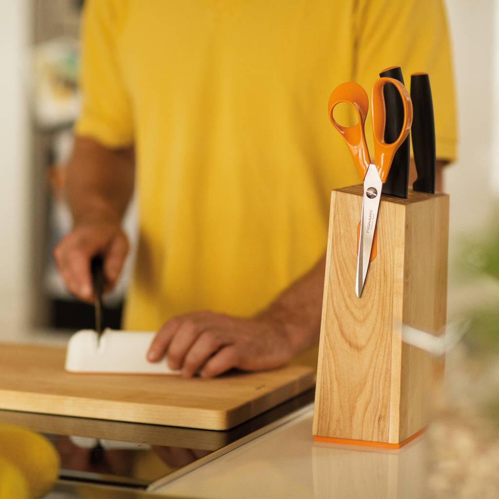 https://nowy.zarzadzanie-dajar.pl/media/catalog/product/1/0/1014214-fiskars_kitchen_lifestyle_knifeblock_roll-sharp-action_1_1.jpg