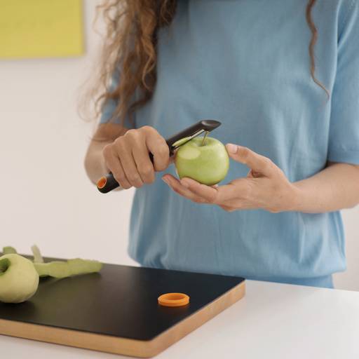 https://nowy.zarzadzanie-dajar.pl/media/catalog/product/1/0/1014419-fiskars_lifestyle_kitchenware_peeler_peeling-apple-2.jpg
