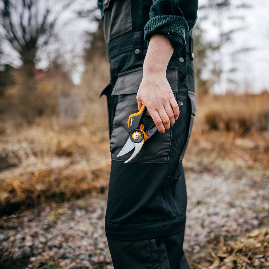 https://nowy.zarzadzanie-dajar.pl/media/catalog/product/1/0/1057173_fiskars_x-series_pruner_m_bypass_action_05_1x1.jpg