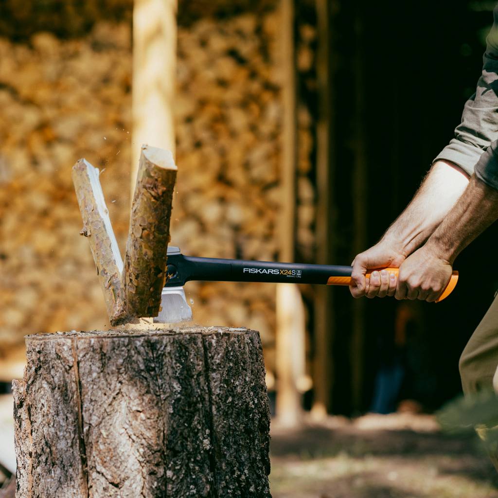 https://nowy.zarzadzanie-dajar.pl/media/catalog/product/1/0/1069105_fiskars_xseries_x24_splitting_axe_s_blade_action_01_1x1.jpg