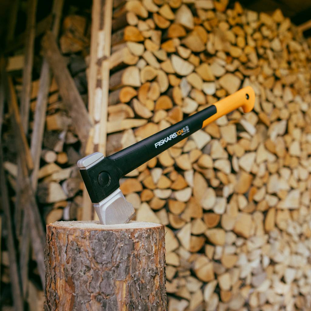 https://nowy.zarzadzanie-dajar.pl/media/catalog/product/1/0/1069105_fiskars_xseries_x24_splitting_axe_s_blade_environment_01_1x1.jpg