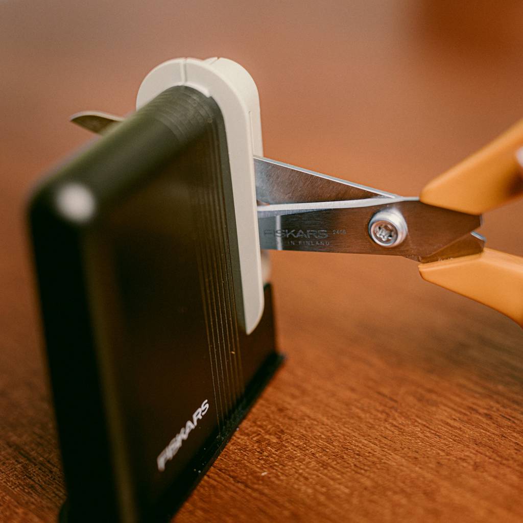 https://nowy.zarzadzanie-dajar.pl/media/catalog/product/1/0/1075031_fiskars_classic_scissors_sharperning_action_01_1x1.jpg