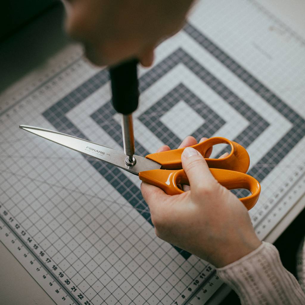 https://nowy.zarzadzanie-dajar.pl/media/catalog/product/1/0/1075038_fiskars_classic_large_universal_scissors_25cm_screw_action_01_1x1.jpg