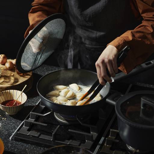 https://nowy.zarzadzanie-dajar.pl/media/catalog/product/1/2/123796_1052231_fiskars_hard_face_saute_pan_26cm_with_lid_environment_01_1x1_2_.jpg
