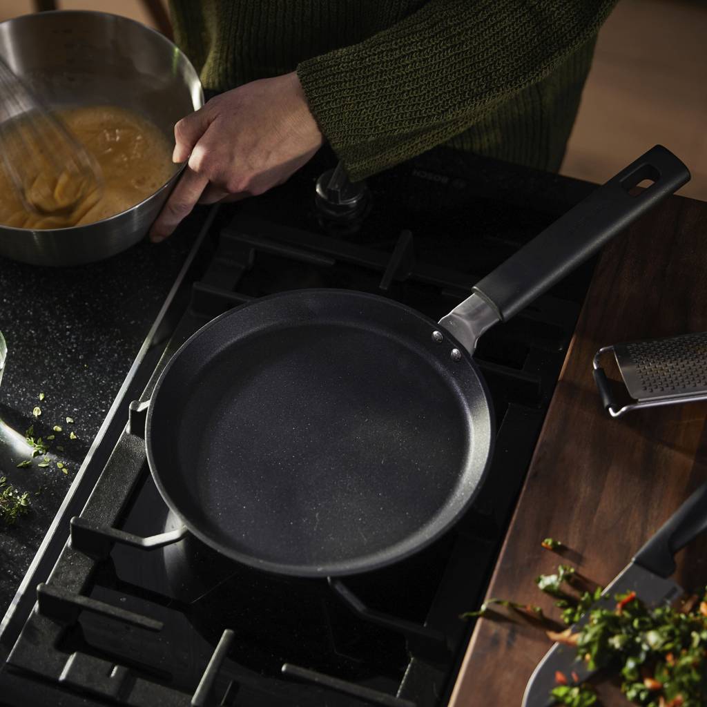 https://nowy.zarzadzanie-dajar.pl/media/catalog/product/9/1/91088_1052229_fiskars_hard_face_omelette_pan_22cm_action_01_1x1_6_.jpg