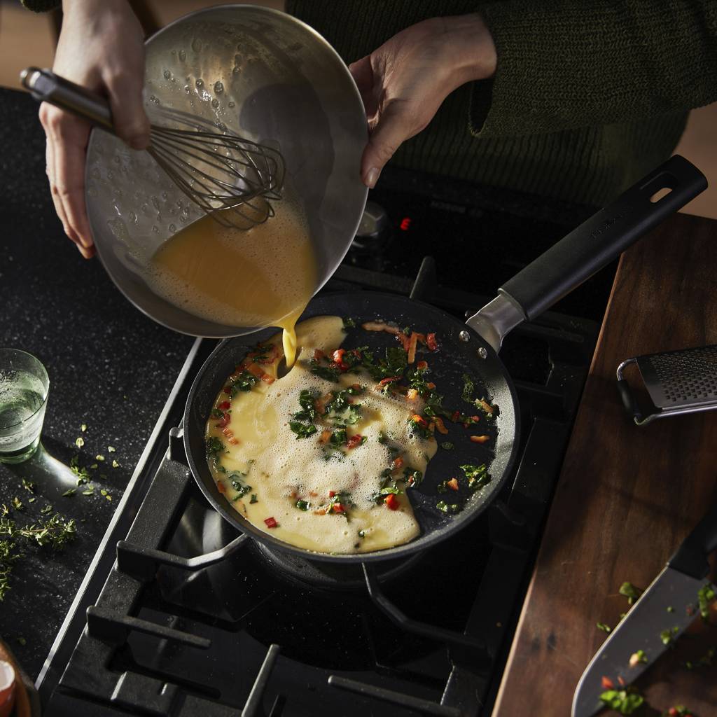 https://nowy.zarzadzanie-dajar.pl/media/catalog/product/9/1/91088_1052229_fiskars_hard_face_omelette_pan_22cm_action_01_1x1_7_.jpg