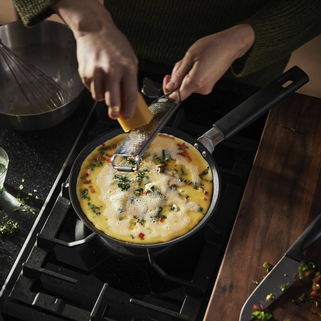 https://nowy.zarzadzanie-dajar.pl/media/catalog/product/9/1/91088_1052229_fiskars_hard_face_omelette_pan_22cm_action_01_1x1_1_.jpg
