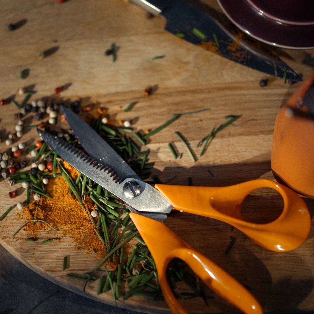 https://nowy.zarzadzanie-dajar.pl/media/catalog/product/f/i/fiskars_classic_scissors_environment_18cm_1000819_1000555.jpg