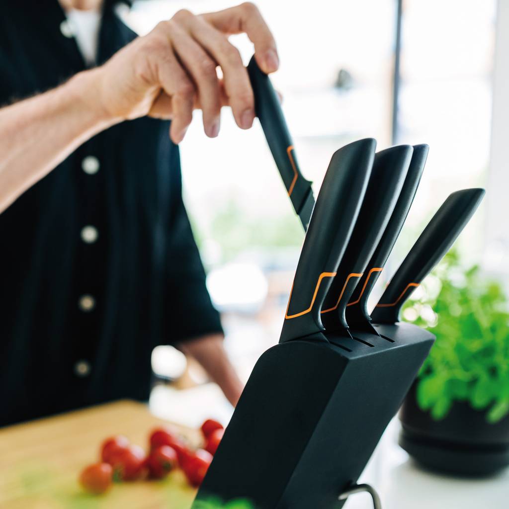 https://nowy.zarzadzanie-dajar.pl/media/catalog/product/f/i/fiskars_cooking_action_edge_knife_block_with_5_knives__1003099_-2.jpg