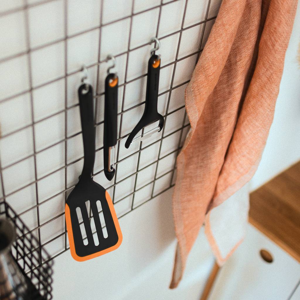 https://nowy.zarzadzanie-dajar.pl/media/catalog/product/f/i/fiskars_ff_utensils_group_environment_03_1x1.jpg