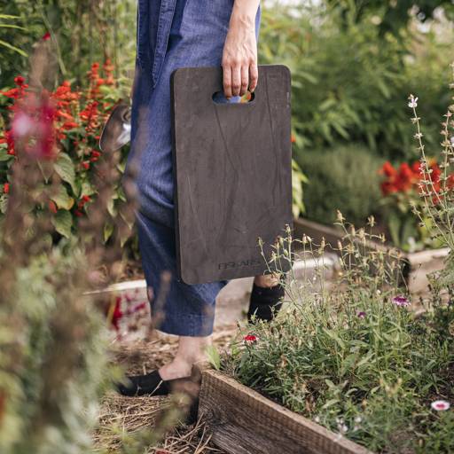 https://nowy.zarzadzanie-dajar.pl/media/catalog/product/f/i/fiskars_gardening_action_kneeling_pad_1062832_03.jpg