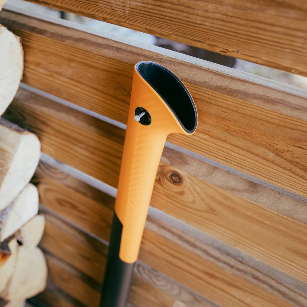 https://nowy.zarzadzanie-dajar.pl/media/catalog/product/f/i/fiskars_xseries_axe_hanging_hole_environment_01_1x1.jpg