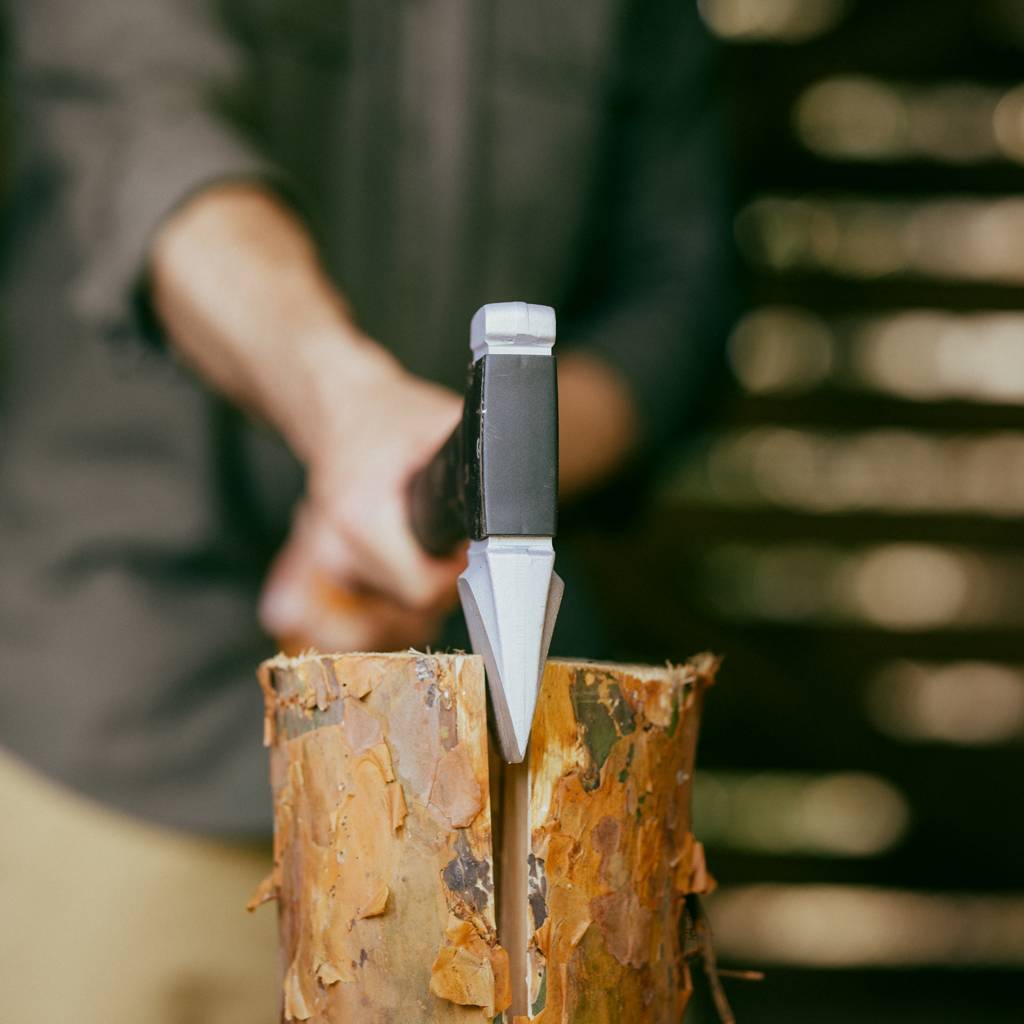 https://nowy.zarzadzanie-dajar.pl/media/catalog/product/f/i/fiskars_xseries_splitting_axe_blade_detail_action_01_1x1.jpg