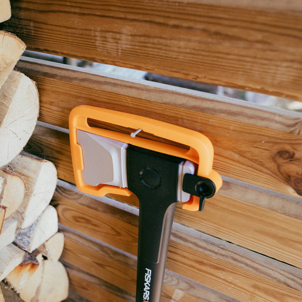 https://nowy.zarzadzanie-dajar.pl/media/catalog/product/f/i/fiskars_xseries_splitting_axe_sheath_environment_01_1x1.jpg